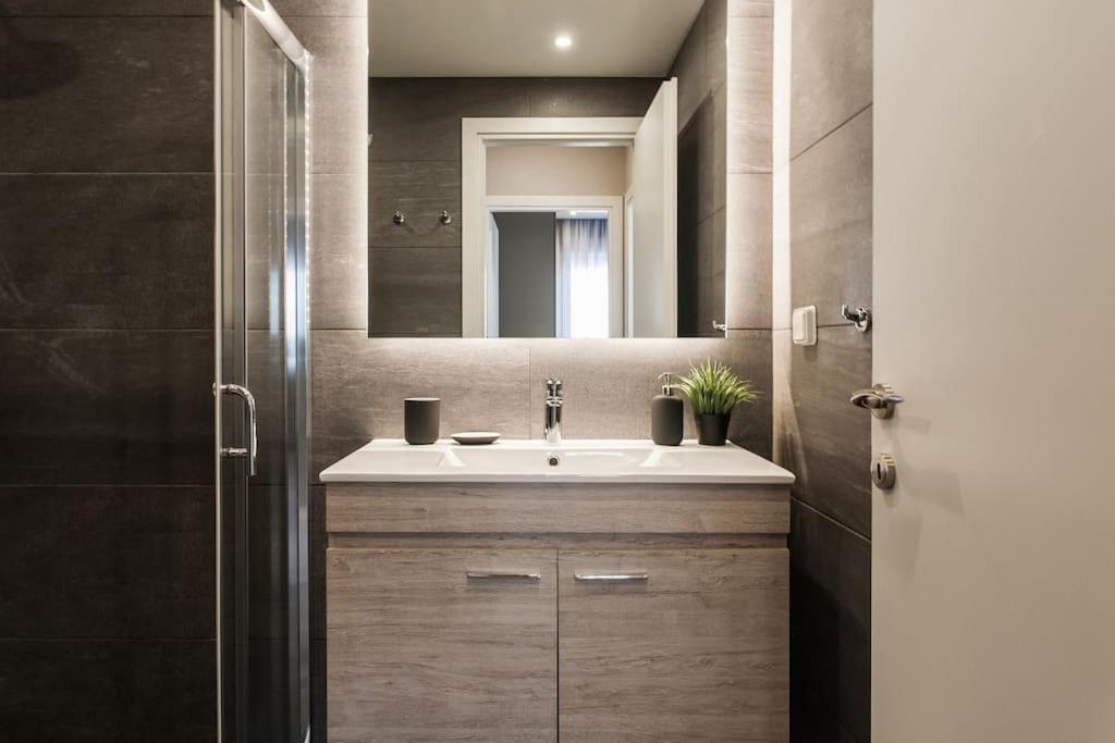 Piraeus Deluxe 2Bdr Apt - Near Metro And Port 外观 照片